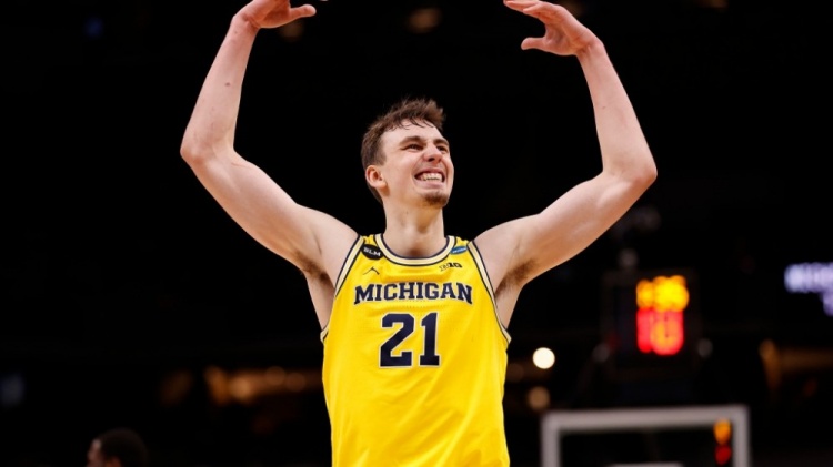 他一手稳稳 他一手稳稳